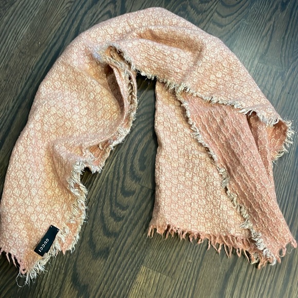 Gucci lambs wool short scarf gg fringe frayed silk blend gold